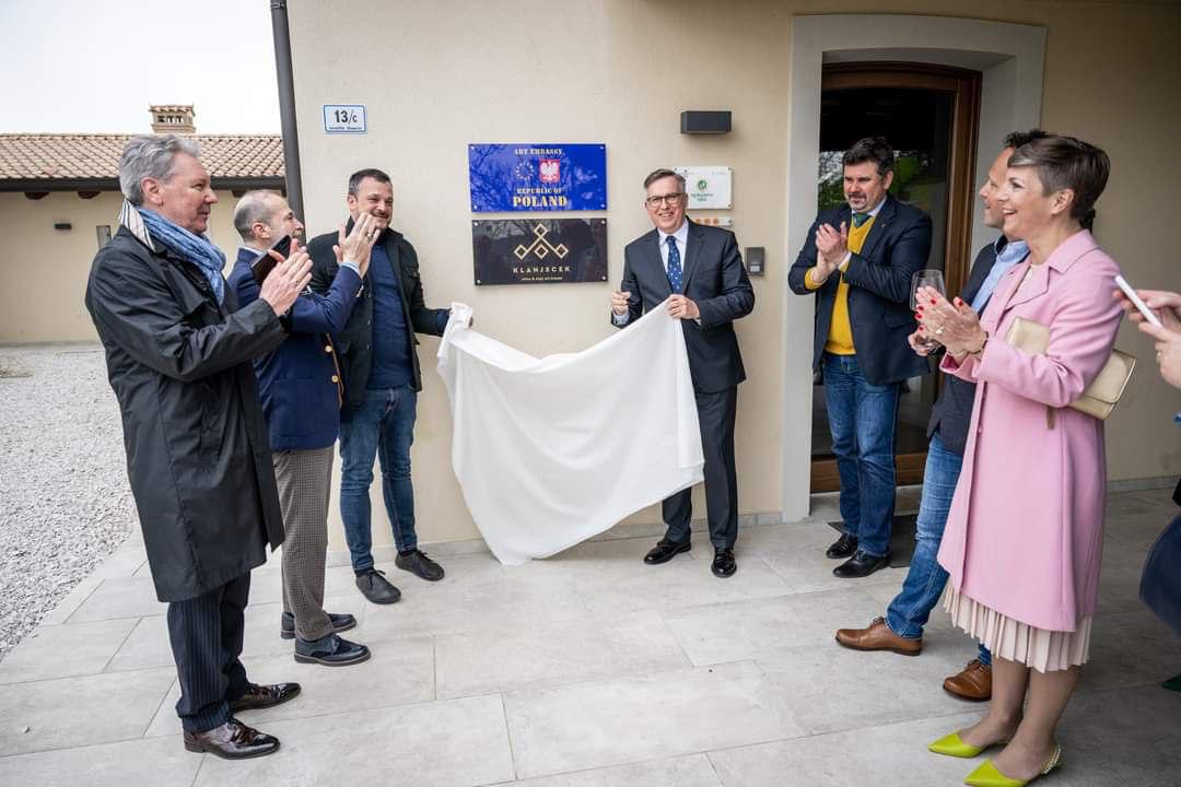 Copertina per Arte e diplomazia, Varsavia apre la sua ambasciata a Oslavia